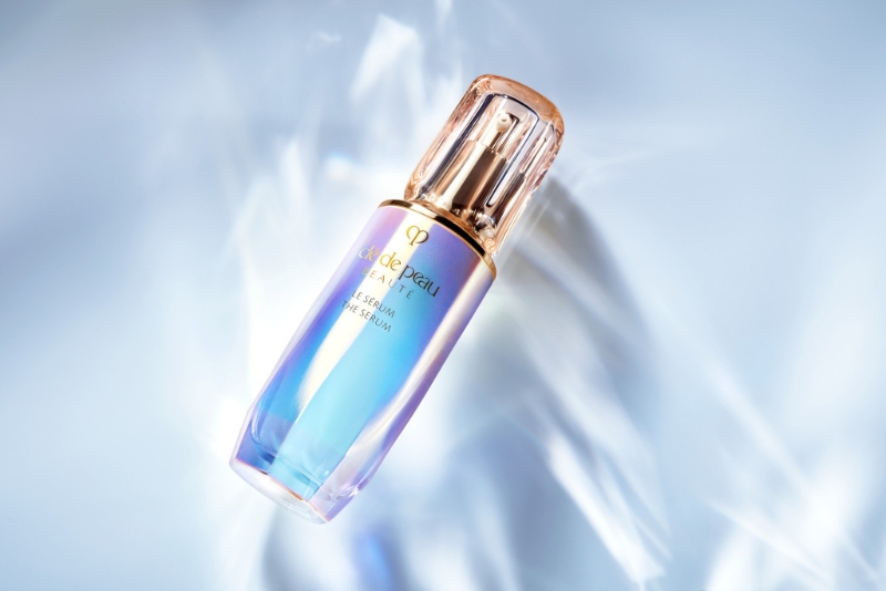 Cle de Peau Le Serum煥活細胞精華/$1，250/30ml、$2，080/50ml、$2，700/75ml，蘊含獨家研發的Skin-Empowering Illuminator亮肌精華，提升肌膚防御力，另三色海藻復合物Kelplex中的綠海藻、紅海藻及褐海藻成分，亦強化細胞及修復力量。