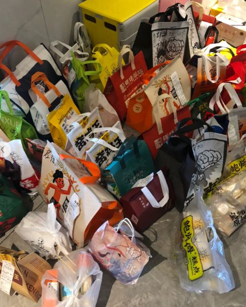 貼主可為香港客人反向代購貨品包括美食、鮮花、文件、落下的物品，以至可為客人接一對一訂單