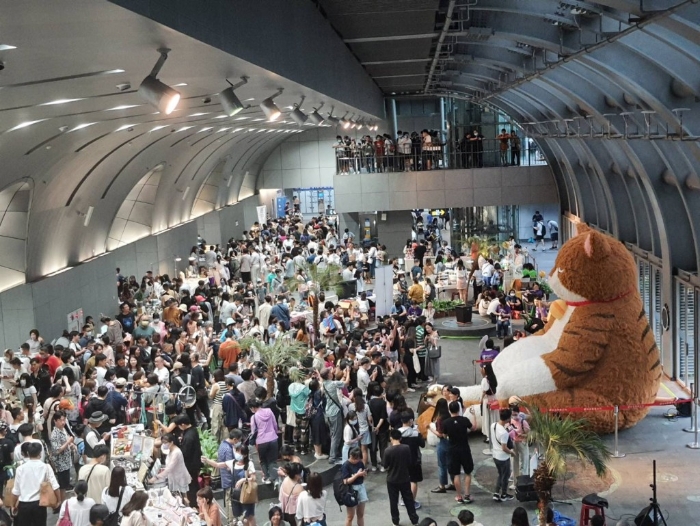 今年5月在臺北大安森林公園捷運站出現的3米高大肚腩厭世臉巨貓“橘貓重重”