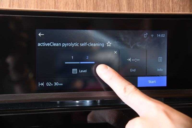 新式焗爐可定期啟動activeClean功能作深層清潔。