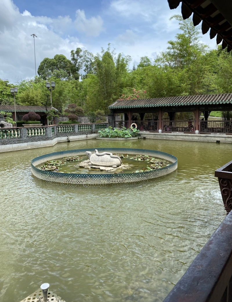 公園分為10個景區，建筑物皆環繞著中央 水池向外伸延，以院落回廊為布局。（圖片來源：《親子王》）