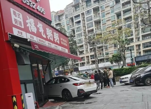 港車北上發生意外 直沖路邊店鋪