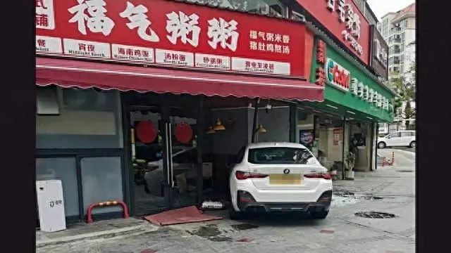 港車北上發生意外直沖路邊店鋪