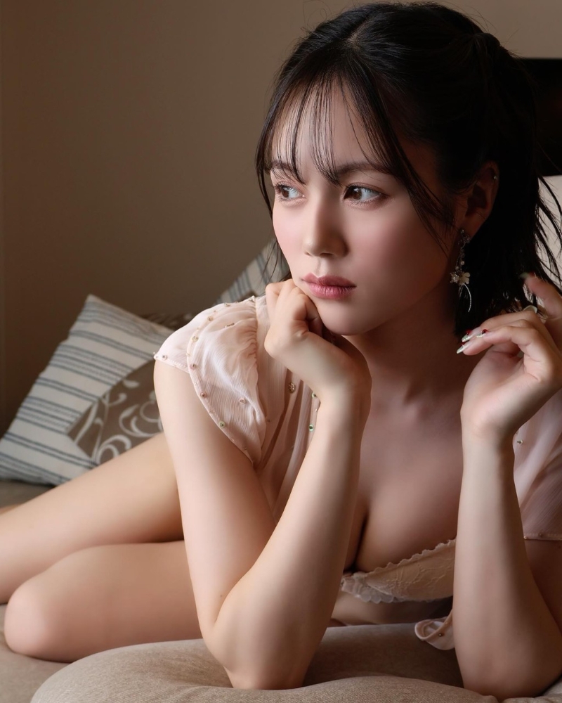 現(xiàn)年26歲的涼森玲夢，于2019年出道成為AV女優(yōu)。