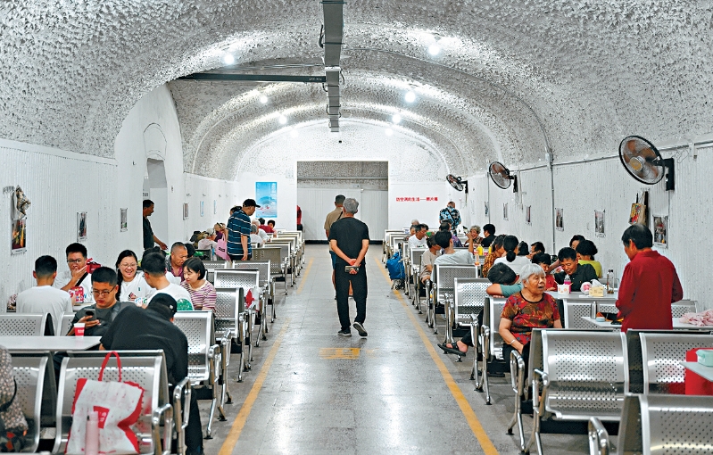 針對酷熱天氣，全國多個城市都有防空洞改建成“納涼區(qū)”。