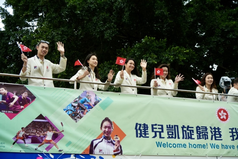 港隊運動員今早(21日)巴士巡游與一眾市民近距離接觸。