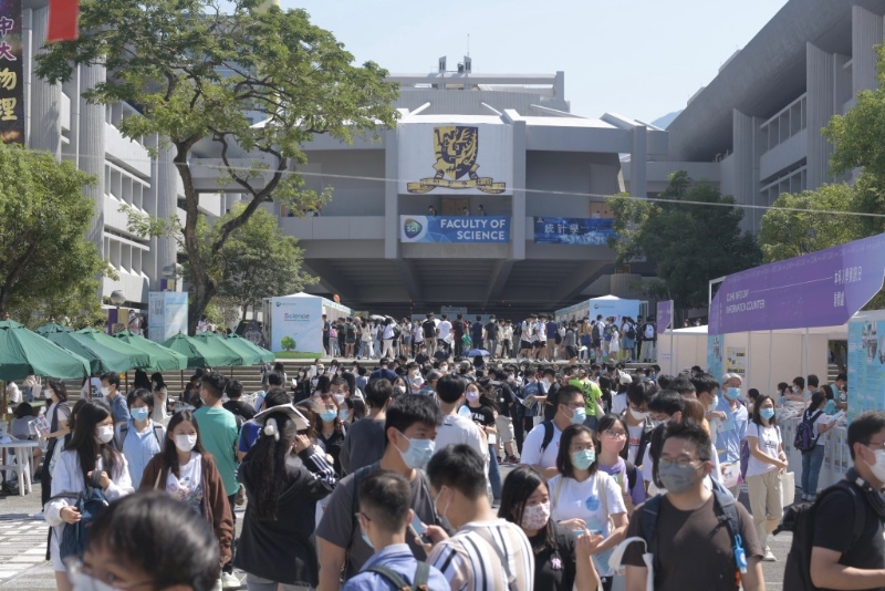 近日網上流傳消息指，中文大學一名已婚男教授被指與女學生發生親密接觸。