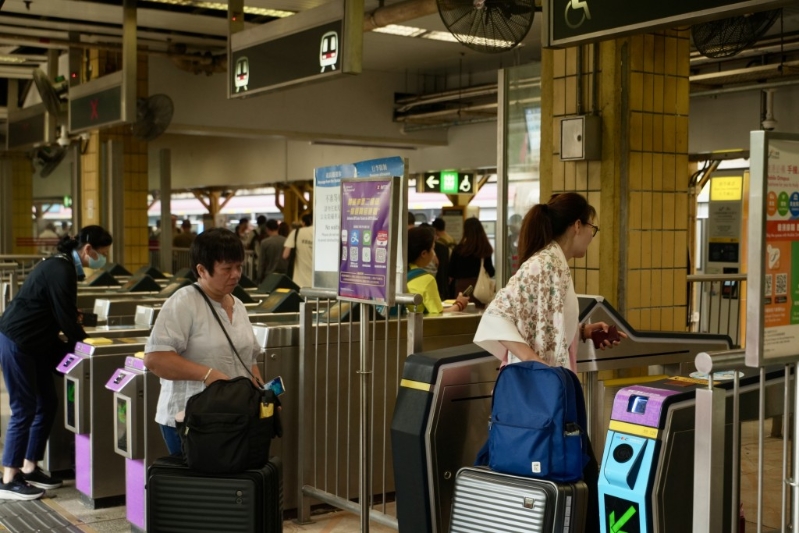 記者于上水站往羅湖及落馬洲方向觀察，不少市民在等候列車北上。