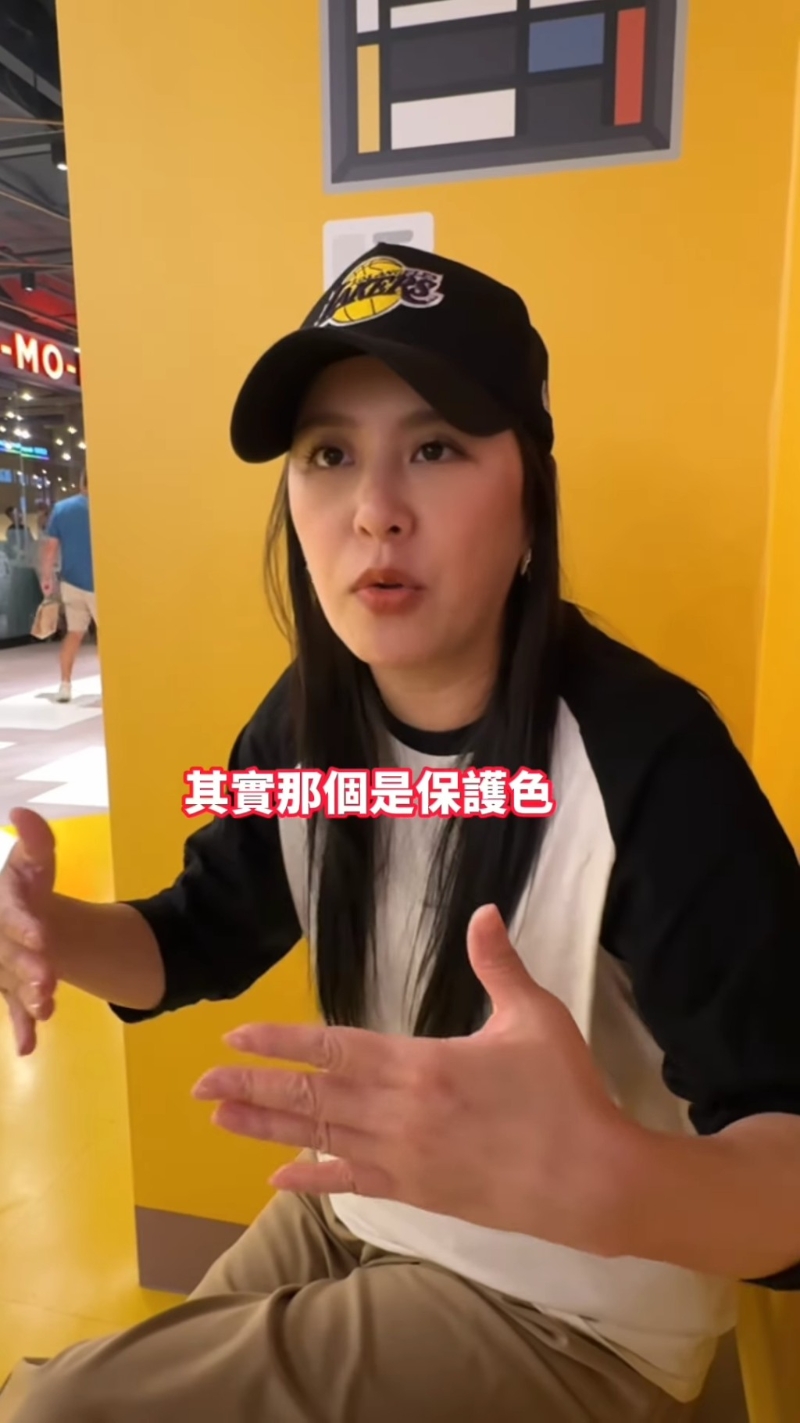 因此，黃小柔便選擇將自己的形象改為中性風格，黃小柔表示當時有很多人調侃她就是男生，但其實這只是自己的保護色。