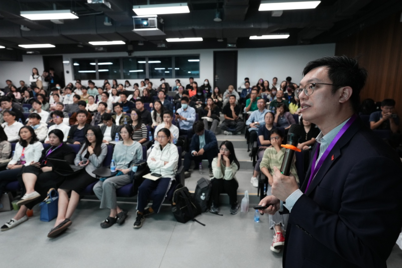 去年在香港中文大學（深圳）舉行的“內地名校香港‘高才通’招聘巡禮”廣東站上，香港勞工及福利局副局長何啟明（右一）在招聘會現場與學生交流。