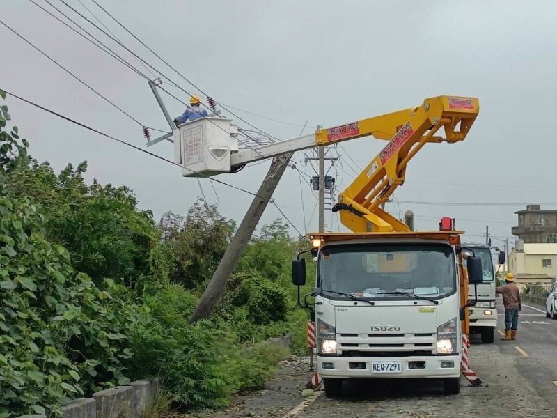 臺風康妮31日下午從臺東登陸，臺南市沿海地區出現10級強風，近萬戶人家一度停電，臺電動員全力搶修。