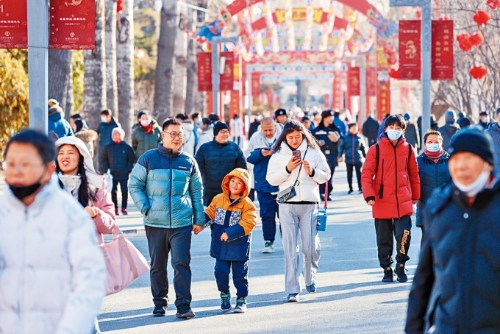 游客在今年春節假期逛北京龍潭廟會。