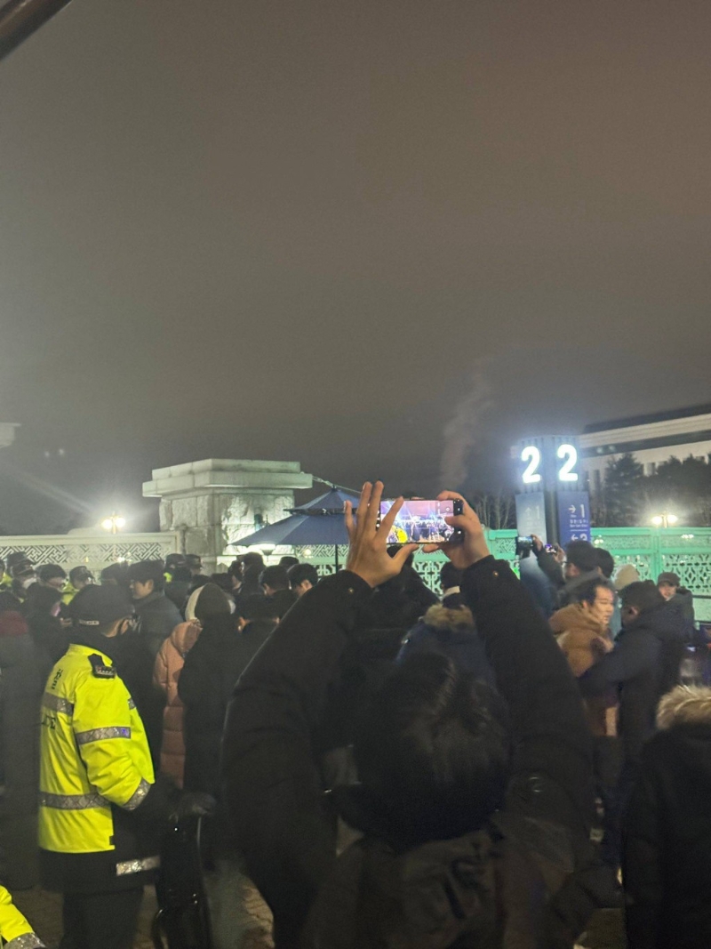 國會外越來越多民眾聚集。