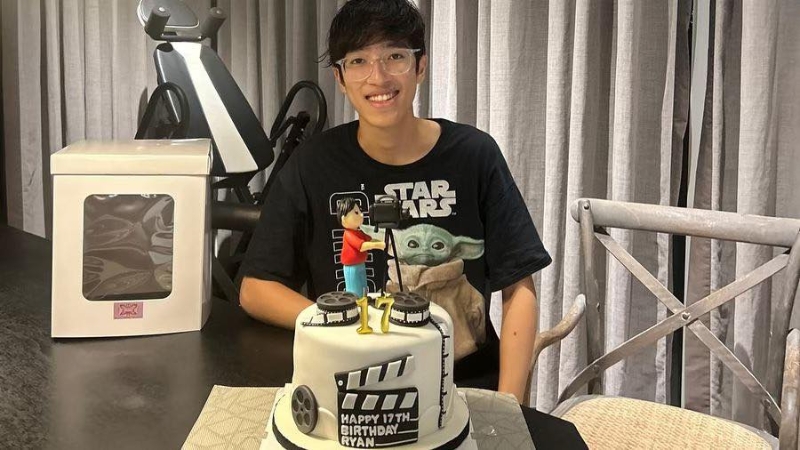 李立仁17歲生日罕有露面，外界驚訝他竟與欄王劉翔撞樣。