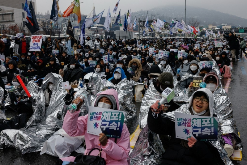 大批民眾冒風雪集會抗議尹錫悅拒捕。 路透社